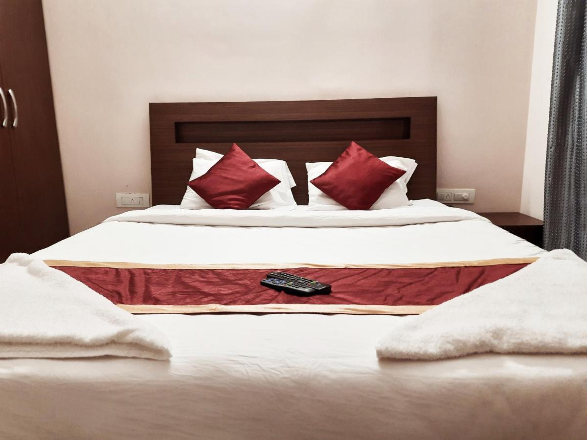 Hotel Royal Suites Bangalore Bagian luar foto