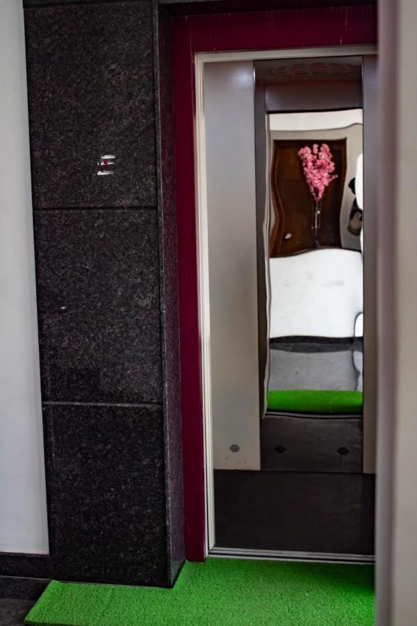 Hotel Royal Suites Bangalore Bagian luar foto